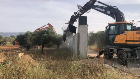 صور: هدم جدار عزبة في قرية دير حنا